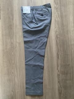 新品未使用　ユニクロ感動パンツ　グレー　76のサムネイル