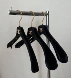 CHANEL シャネルハンガー 3本セット 黒ベロア 非売品 - メルカリ