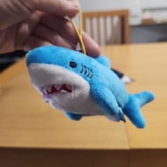 サメ ぬいぐるみ マスコット 水色、一体のサムネイル