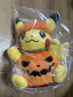 新品タグ付き　ハロウィンかぼちゃピカチュウ　ぬいぐるみのサムネイル