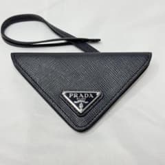 PRADA サフィアーノレザー トライアングル ネームタグ チャーム 