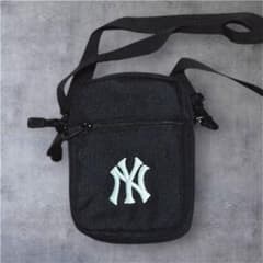 新品✨MLB ニューヨーク ヤンキース ショルダー ポーチ ブラックのサムネイル