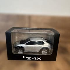 トヨタ bZ4X プルバックカー シルバー/ブラックのサムネイル