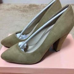 ベージュ パンプスのサムネイル