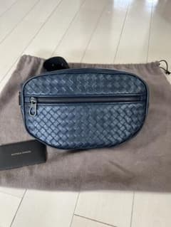 【極美品】 BOTTEGA VENETA ボディバッグ ネイビーのサムネイル