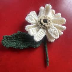 ハンドメイド かぎ編み 白いお花 モチーフ　ガーベラのサムネイル