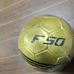 値下げ可‼︎サッカーボール4号金色のサムネイル