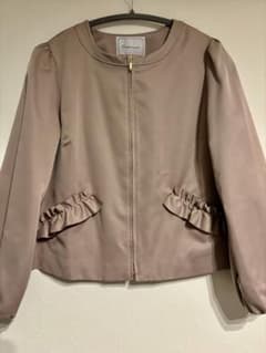 エル様専用　ベージュ ノーカラージャケット フリルポケット付きのサムネイル