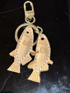 本革　メダカ　キーホルダー　ヌメ革　レザー　雄雌　ハンドメイド　ゴールドのサムネイル