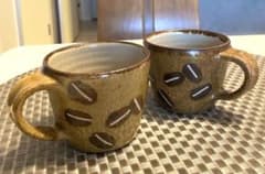 ⭐︎値下げ⭐︎美品☆【沖縄 工房十鶴】コーヒー豆柄 マグカップ2個セットのサムネイル