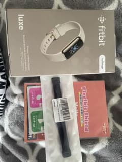 Fitbit Luxe ルナホワイト 新品 ナイロンバンドと保護フィルム付属のサムネイル