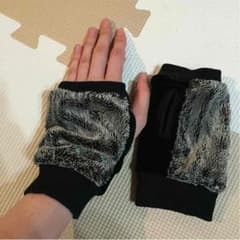 指先がでる手袋のサムネイル