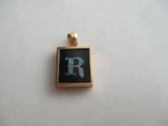 イニシャル「R」　ヴィンテージ ペンダント トップ　１８Kのサムネイル