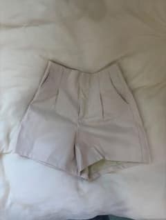 ベージュ ハイウエスト ショートパンツのサムネイル