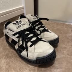 adidas スニーカーのサムネイル