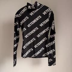 VETEMENTS ロゴプリント ハイネック ロングスリーブ