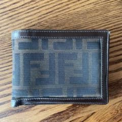 FENDI 【本物】【定価8万円】2つ折りのサムネイル