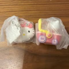 ハローキティ かわいいおもちゃ ミニチュアチャーム 2種セット ガチャのサムネイル