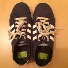 adidasのサムネイル
