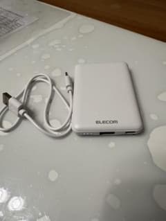 ELECOM ホワイト モバイルバッテリー USBケーブル付きのサムネイル