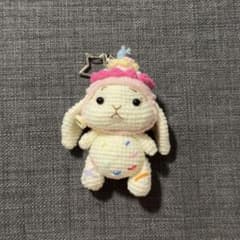 ケーキ帽子うさぎ あみぐるみ キーホルダー 帽子取り外し可能 ハンドメイドのサムネイル