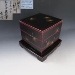 【輪島塗】小西啓介作 溜塗 飛花沈金 胴張形 三段重箱 六五重 重台 天然木共箱 輪島塗】小西啓介作 溜塗 飛花沈金 胴張形 三段重箱 六五重 重台 天然