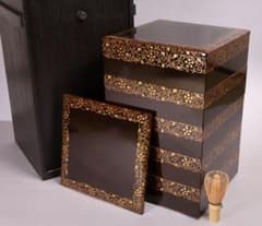 【MB346】天然木漆塗 松竹梅唐草 金蒔絵 黒塗内朱 五段重箱 二枚蓋 布着 MB346】天然木漆塗 松竹梅唐草 金蒔絵 黒塗内朱 五段重箱 二枚蓋 布着