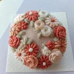 ハンドメイド　5.0cm×5.0cm手刺繍ブローチのサムネイル