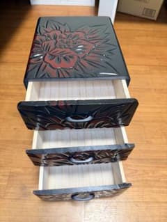 鎌倉彫 三段小引き出し 小物入れ 牡丹文様 - メルカリ