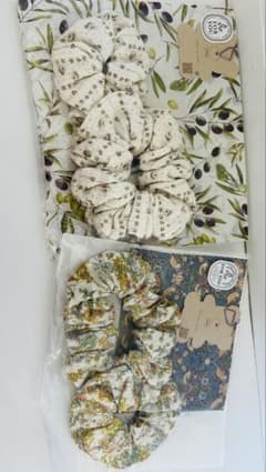 ハンドメイド 親子シュシュ 2点セット　期間限定価格のサムネイル