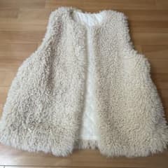 クリーム色ファーベスト ノースリーブ - メルカリ