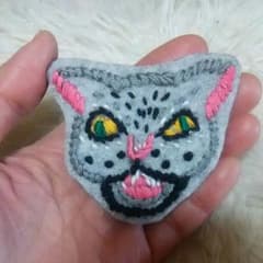 悪い猫のブローチのサムネイル