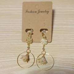樹脂ノンホールピアス *** 揺れるフープフラワー ベージュのサムネイル