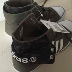 adidasスニーカーのサムネイル