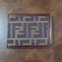 FENDI ズッカ柄 二つ折り財布 ブラウン　フェンディのサムネイル