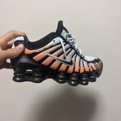 Nike Shox スニーカー ホワイト/オレンジ/ブラックのサムネイル