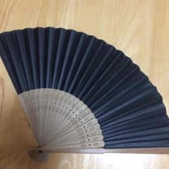 黒無地扇子のサムネイル