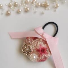 ハンドメイド　インド刺繍リボン　くるみボタンヘアゴムのサムネイル