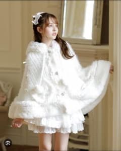 ポンポンリボンニットファーポンチョ - メルカリ