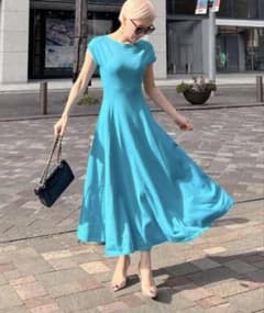 美品　JENNE 24SS 美シルエットサマーニットワンピース　ブルー　フレアのサムネイル