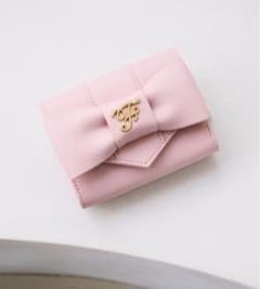 Maison de FLEUR リボン付きピンクレザー三つ折り財布のサムネイル