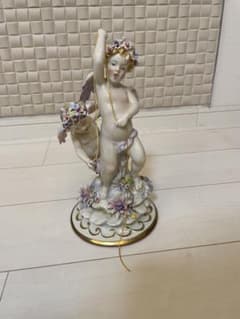 カポディモンテ 陶器製天使の像 花飾り付き - メルカリ