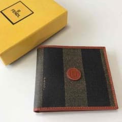 《専用》新品 FENDI ペカン柄 二つ折り財布のサムネイル