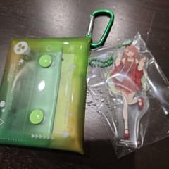 ポーチとアクリルスタンドのサムネイル