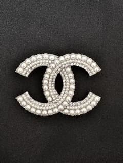 CCロゴ ダブルCロゴ ブローチ パール シルバー チャーム - メルカリ