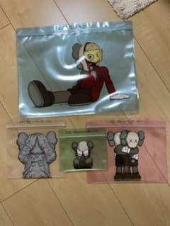 KAWS カウズ　pake パケ　セット　売り切りのサムネイル