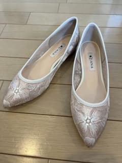 DIANA ダイアナ　花柄刺繍レース　フラットパンプスのサムネイル