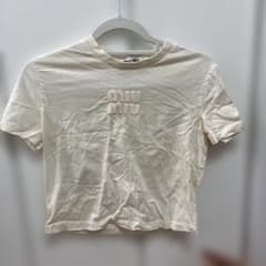miu miu クロップドTシャツ クリーム色 - メルカリ