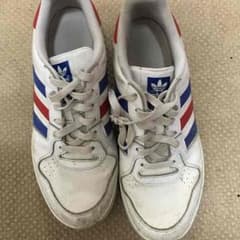 adidasスニーカーのサムネイル