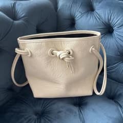 《極美品》BASIC ホワイトレザー バケツ型ショルダーバッグのサムネイル